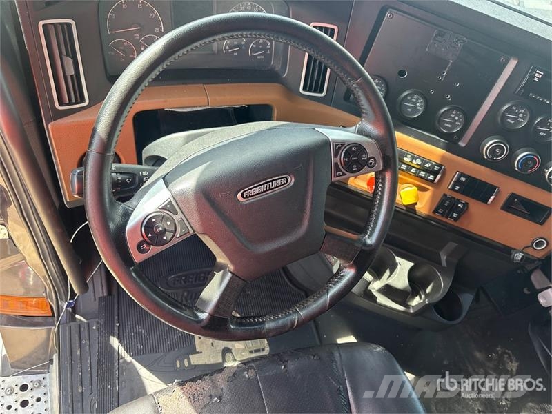 Freightliner Cascadia 126 6x4 T/A Sleeper Truck Tractor (Inoper Cabezas tractoras