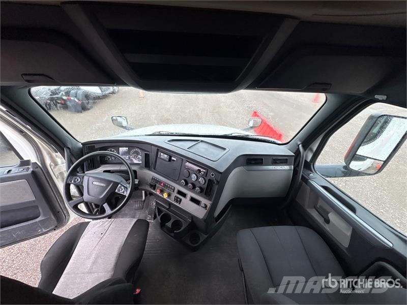 Freightliner Cascadia 126 6x4 T/A Sleeper Truck Tractor Vlačilci