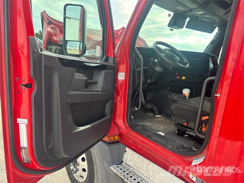 Freightliner Cascadia 126 6x4 T/A Sleeper Truck Tractor Vilcēji