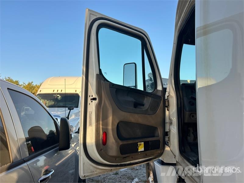 Freightliner Cascadia 125 6x4 T/A Sleeper Truck Tractor Autotractoare