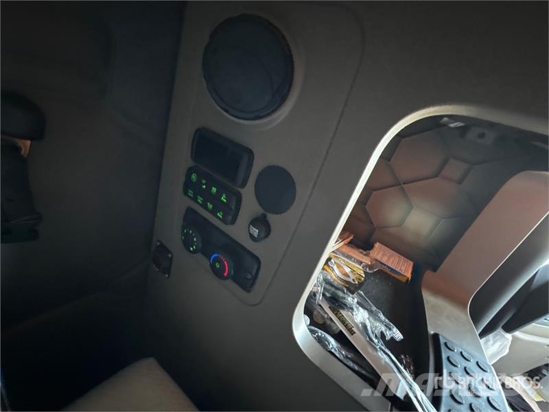 Freightliner Cascadia 125 6x4 T/A Sleeper Truck Tractor Влекачи