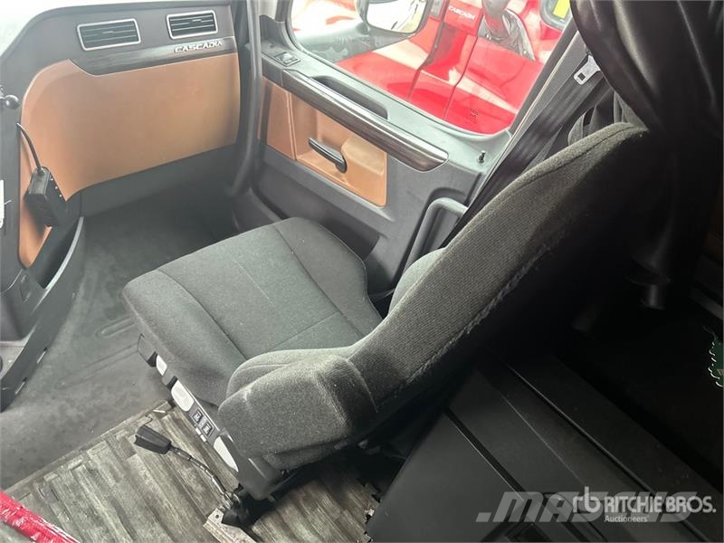 Freightliner Cascadia 126 6x4 T/A Sleeper Truck Tractor Tractor Units