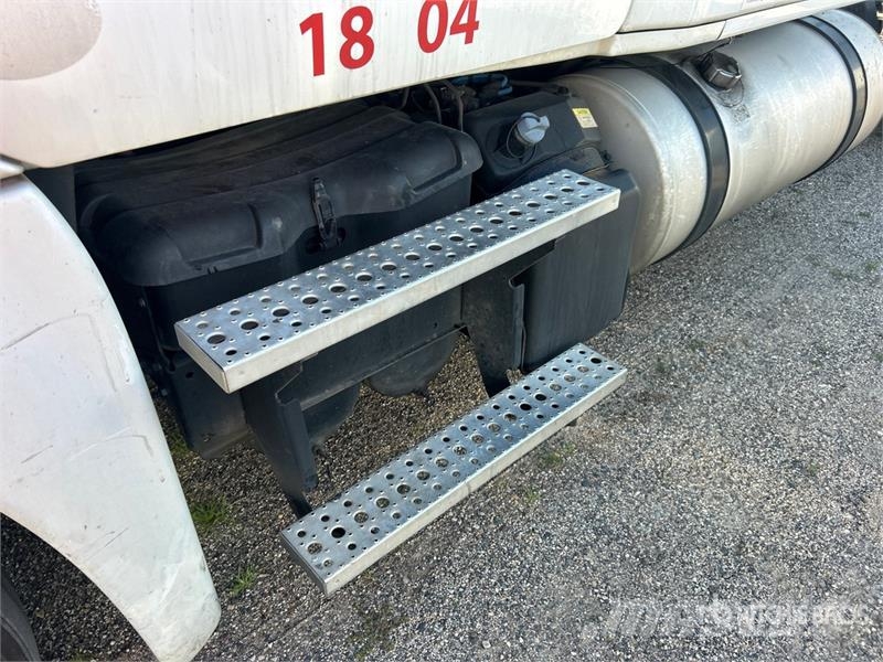 Freightliner Cascadia 125 6x4 T/A Sleeper Truck Tractor Tractor Units