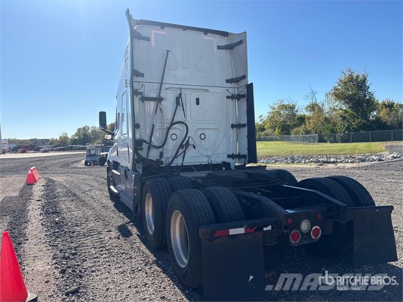Freightliner Cascadia 126 6x4 T/A Sleeper Truck Tractor (Inoper Camiones tractor