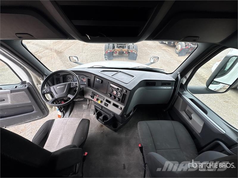 Freightliner Cascadia 126 6x4 T/A Sleeper Truck Tractor 牵引车