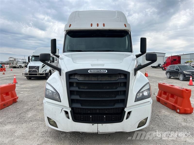Freightliner Cascadia 126 6x4 Rebuilt Title** T/A Sleeper Truck Trekkers