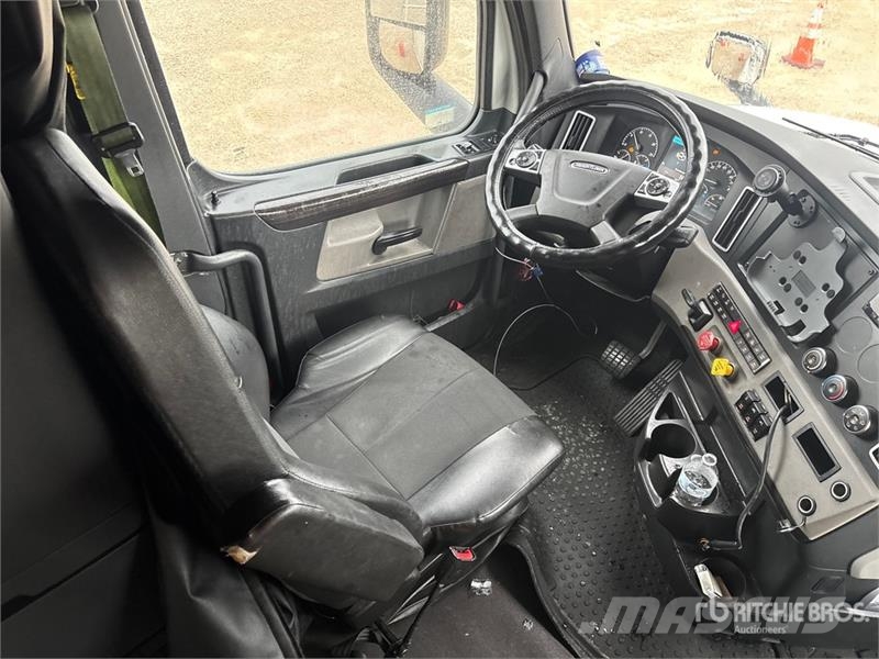 Freightliner Cascadia 126 6x4 T/A Sleeper Truck Tractor Влекачи