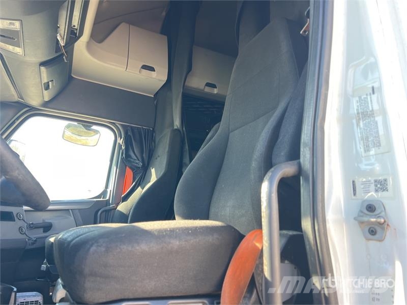 Freightliner Cascadia 126 6x4 T/A Sleeper Truck Tractor Traktorske jedinice