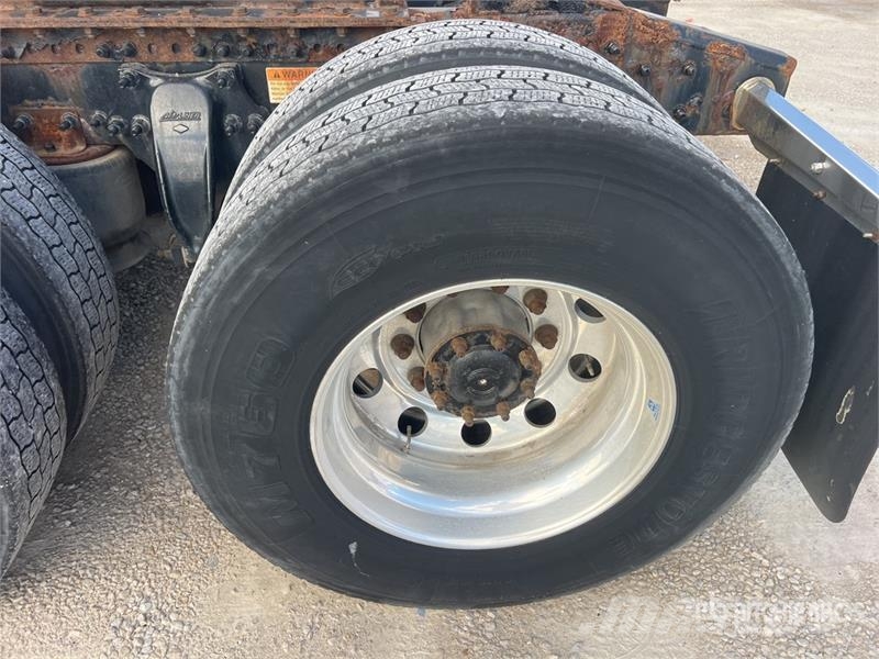 Freightliner Cascadia 126 6x4 T/A Sleeper Truck Tractor Tractor Units