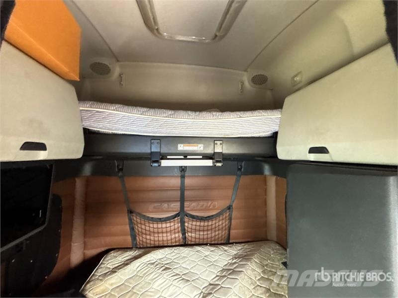 Freightliner Cascadia 126 6x4 T/A Sleeper Truck Tractor (Inoper Cabezas tractoras