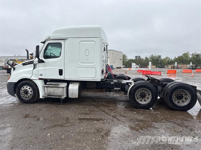 Freightliner Cascadia 126 6x4 T/A Sleeper Truck Tractor Tractor Units