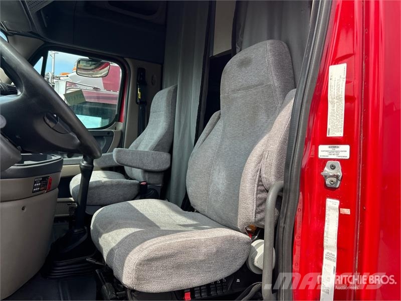 Freightliner Cascadia 125 6x4 T/A Sleeper Truck Tractor Vlačilci