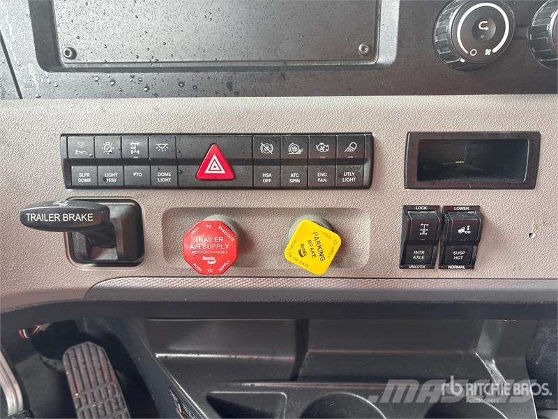 Freightliner Cascadia 126 6x4 T/A Sleeper Truck Tractor Tractor Units