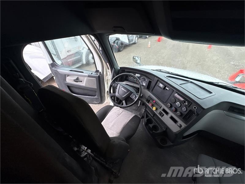 Freightliner Cascadia 126 6x4 T/A Sleeper Truck Tractor Vlačilci