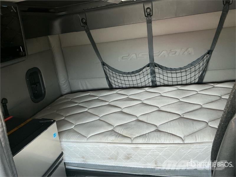 Freightliner Cascadia 126 6x4 T/A Sleeper Truck Tractor Sattelzugmaschinen