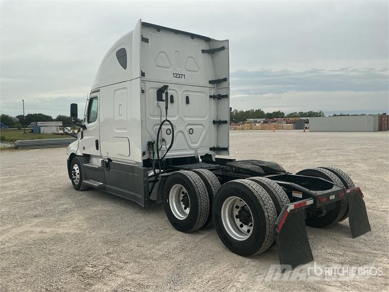 Freightliner Cascadia 126 6x4 T/A Sleeper Truck Tractor Dragbilar