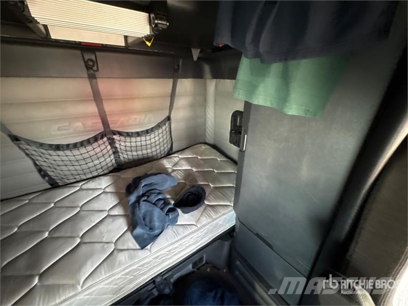 Freightliner Cascadia 126 6x4 T/A Sleeper Truck Tractor (Inoper Trekkvogner