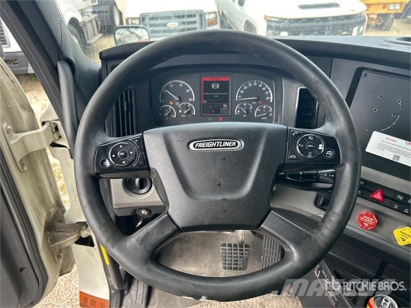 Freightliner Cascadia 126 6x4 T/A Sleeper Truck Tractor Cavalos mecânicos