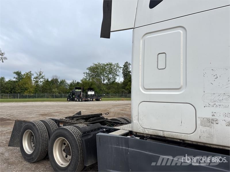Freightliner Cascadia 125 6x4 T/A Sleeper Truck Tractor Tractor Units