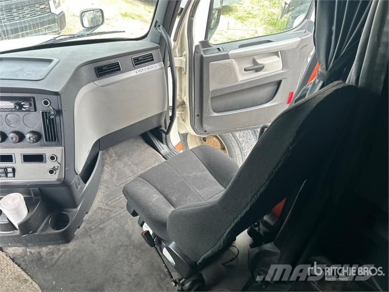 Freightliner Cascadia 126 6x4 T/A Sleeper Truck Tractor Cavalos mecânicos