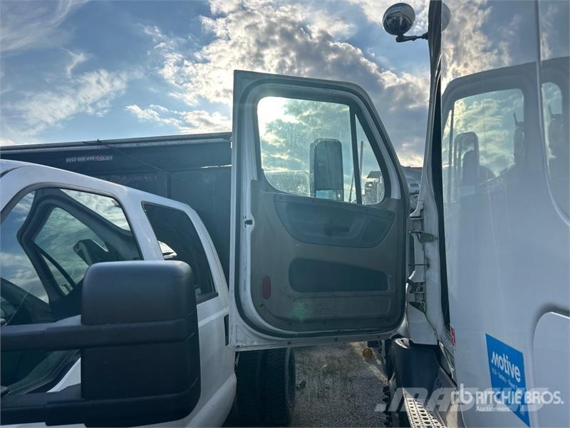 Freightliner Cascadia 125 6x4 T/A Sleeper Truck Tractor Vilcēji