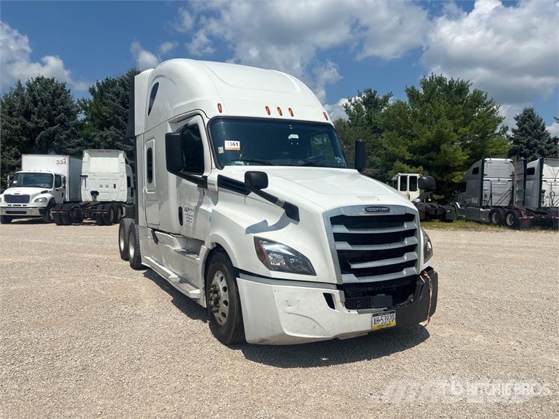 Freightliner Cascadia 126 6x4 T/A Sleeper Truck Tractor Tegljači
