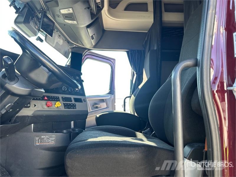 Freightliner Cascadia 126 6x4 T/A Sleeper Truck Tractor Vlačilci