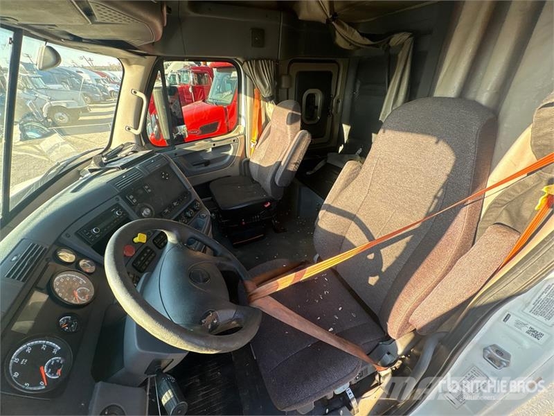 Freightliner Cascadia 125 8x4 Tri/A Sleeper Truck Tractor (Inop Vilcēji
