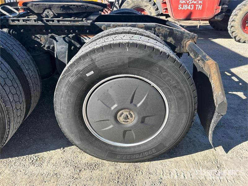 Freightliner Cascadia 126 6x4 T/A Sleeper Truck Tractor Tractor Units