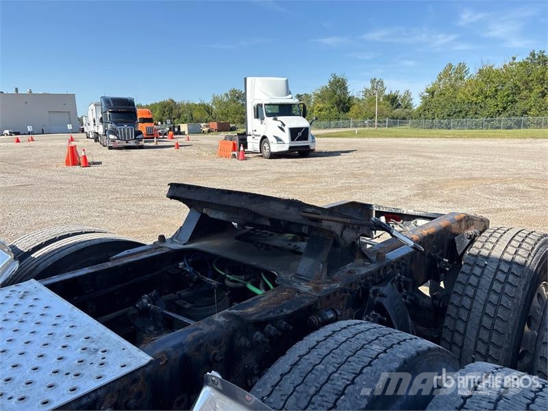 Freightliner Cascadia 126 6x4 T/A Sleeper Truck Tractor Sattelzugmaschinen
