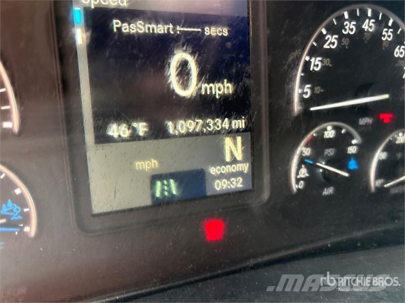 Freightliner Cascadia 126 6x4 T/A Sleeper Truck Tractor Tractores (camiões)