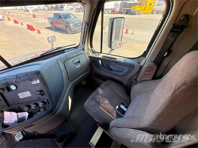 Freightliner Cascadia 125 6x4 T/A Sleeper Truck Tractor Tegljači
