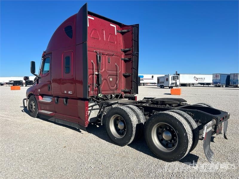 Freightliner Cascadia 126 6x4 T/A Sleeper Truck Tractor Tegljači
