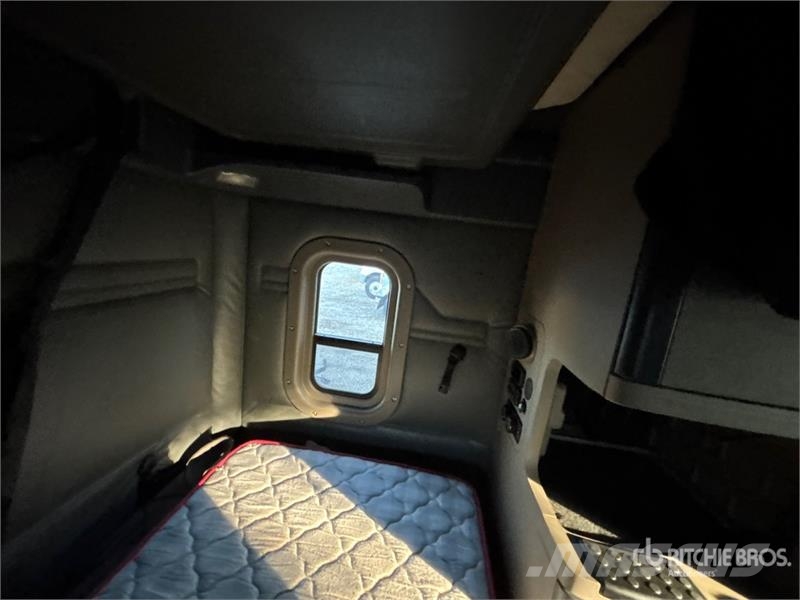 Freightliner Cascadia 125 6x4 T/A Sleeper Truck Tractor Trekkers