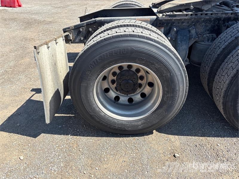 Freightliner Cascadia 126 6x4 T/A Sleeper Truck Tractor Traktorske jedinice