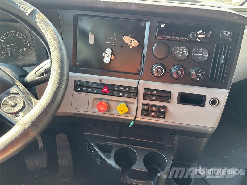 Freightliner Cascadia 126 6x4 T/A Sleeper Truck Tractor Nyergesvontatók