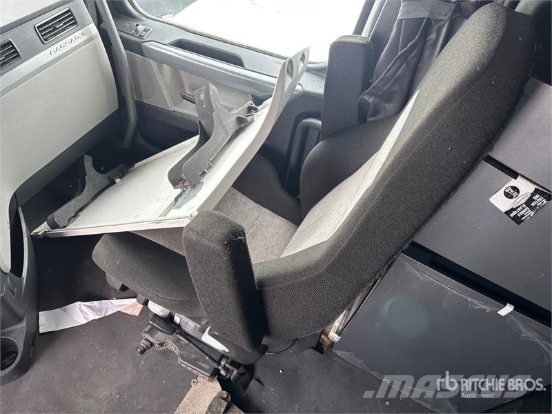 Freightliner Cascadia 126 6x4 T/A Sleeper Truck Tractor (Inoper 트랙터 유닛
