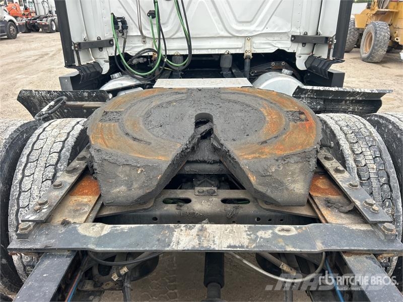 Freightliner Cascadia 126 6x4 T/A Sleeper Truck Tractor Тягачі