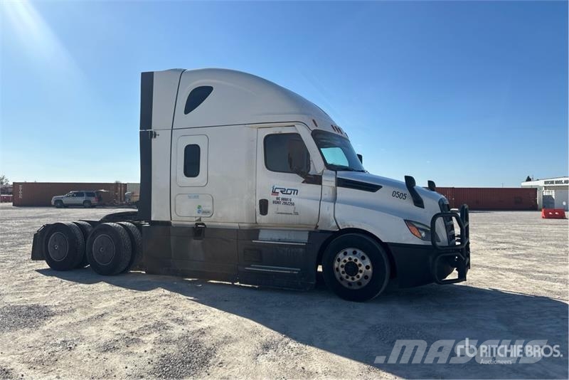 Freightliner Cascadia 126 6x4 T/A Sleeper Truck Tractor Tegljači