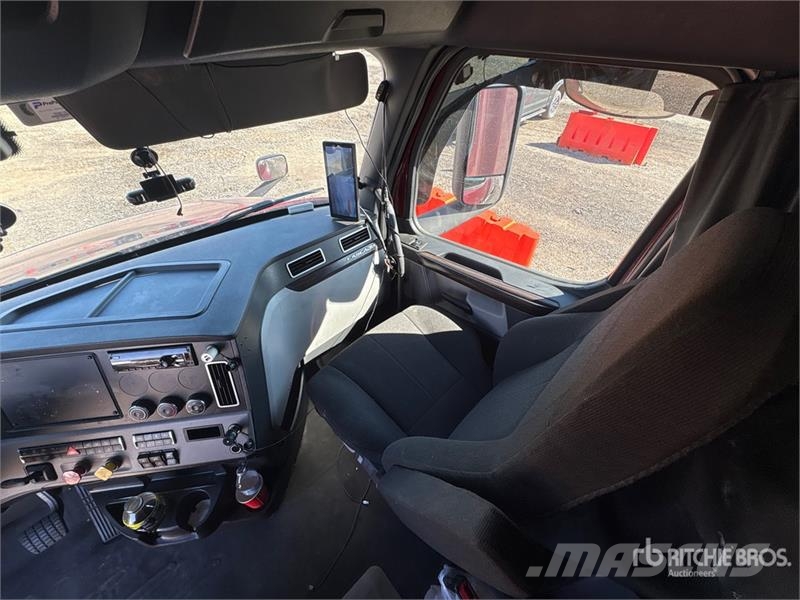 Freightliner Cascadia 126 6x4 T/A Sleeper Truck Tractor Autotractoare
