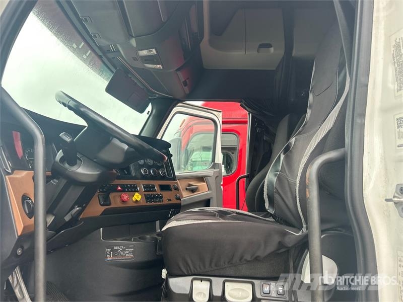 Freightliner Cascadia 126 6x4 T/A Sleeper Truck Tractor Tractor Units