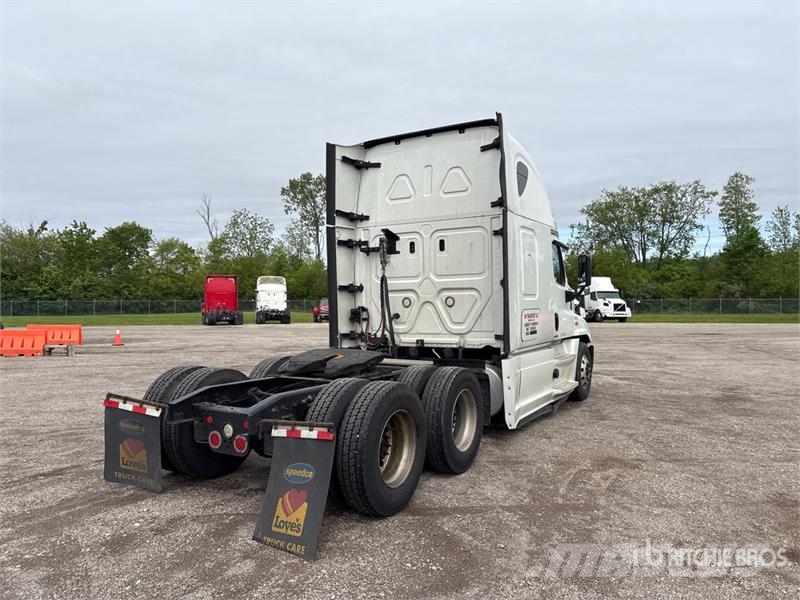 Freightliner Cascadia 125 6x4 T/A Sleeper Truck Tractor Vlačilci
