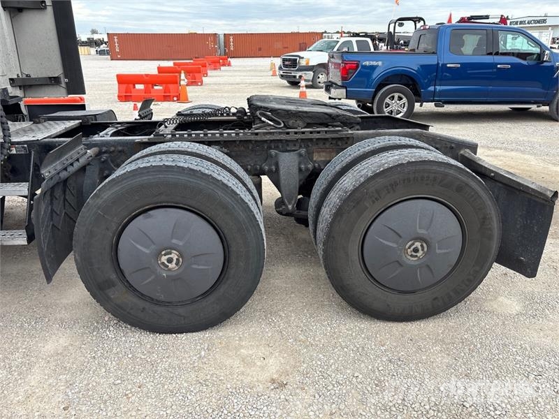 Freightliner Cascadia 126 6x4 T/A Sleeper Truck Tractor Nyergesvontatók