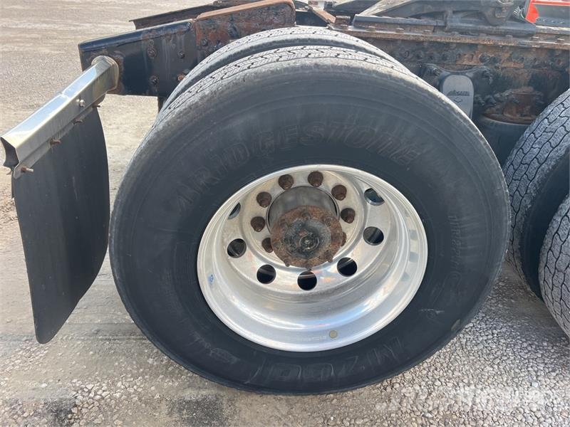 Freightliner Cascadia 126 6x4 T/A Sleeper Truck Tractor Tractor Units