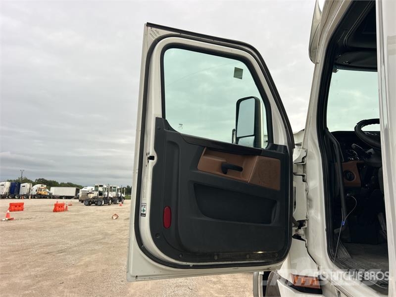 Freightliner Cascadia 126 6x4 T/A Sleeper Truck Tractor Тягачі