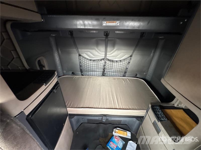 Freightliner Cascadia 125 6x4 T/A Sleeper Truck Tractor Tractor Units