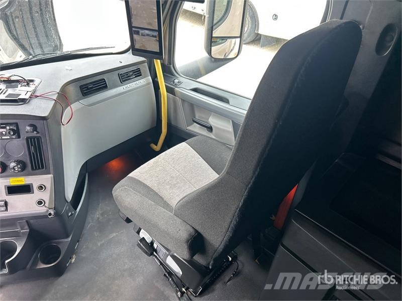 Freightliner Cascadia 126 6x4 T/A Sleeper Truck Tractor Tegljači