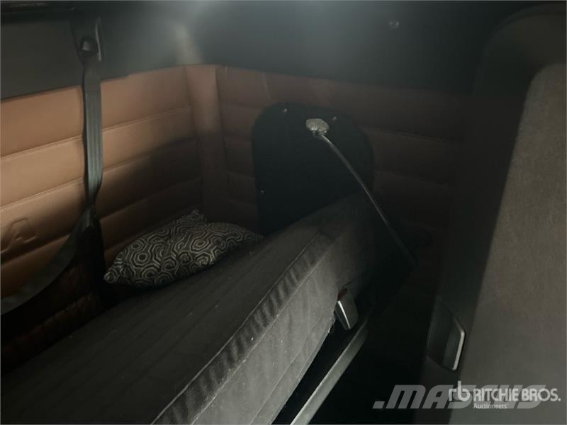 Freightliner Cascadia 126 6x4 T/A Sleeper Truck Tractor Tractor Units