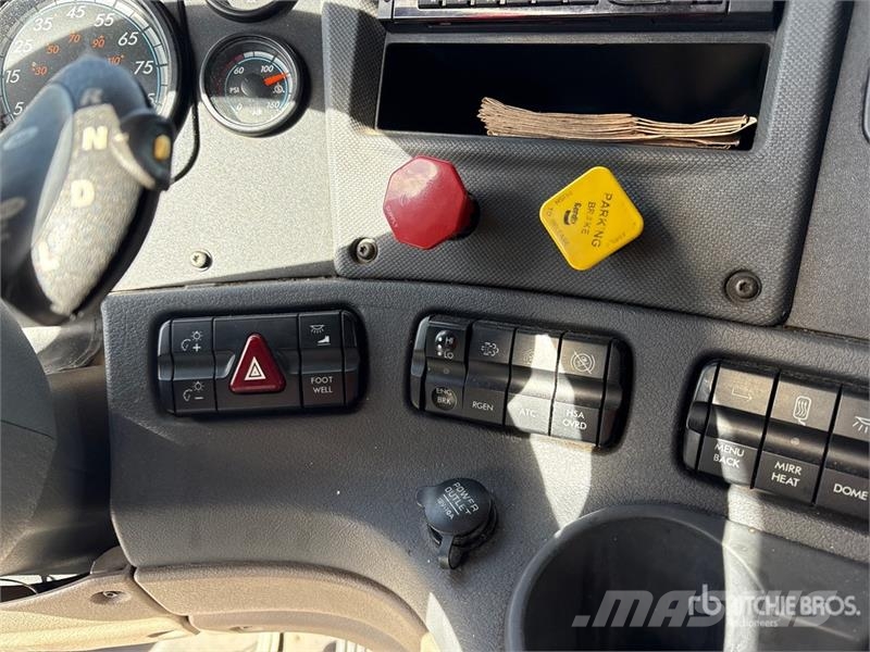 Freightliner Cascadia 125 6x4 T/A Sleeper Truck Tractor Влекачи