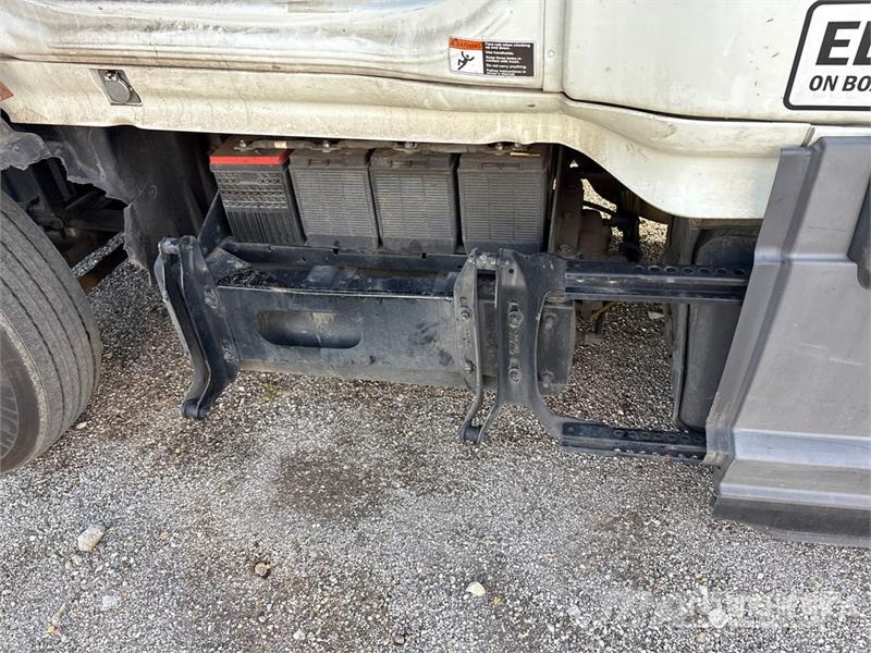 Freightliner Cascadia 126 6x4 T/A Sleeper Truck Tractor (Inoper Trekkvogner